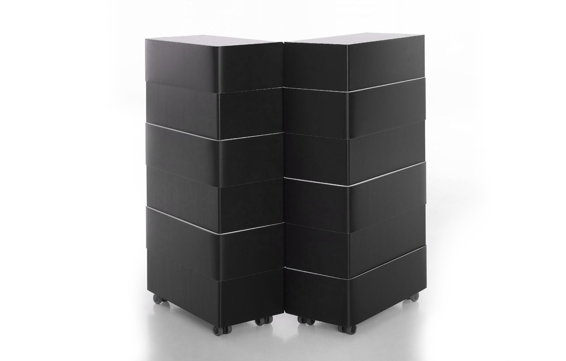 ChamaleonCupboard_byFront_projectimage_1880_3