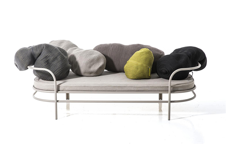 TricliniumSofa4_byFront_medium